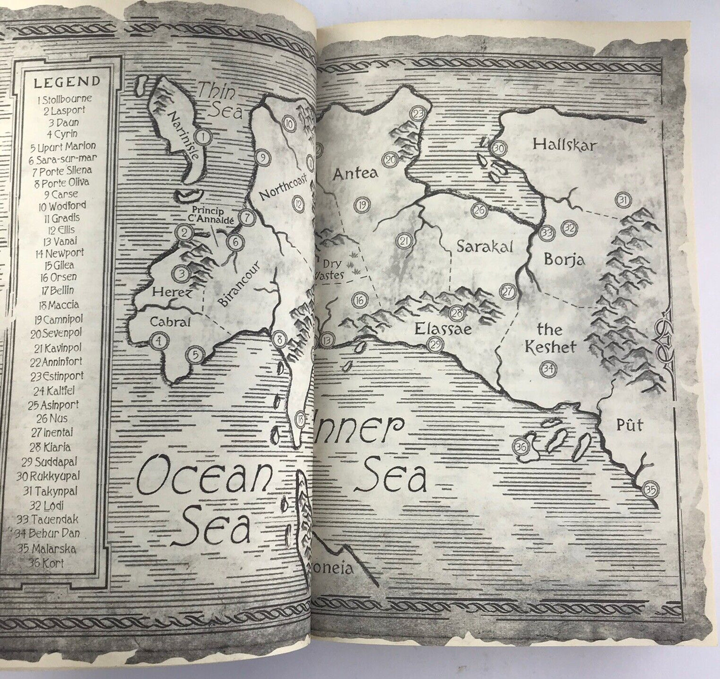 The Dragon's Path: Book 1 of The Dagger and the Coin By Daniel Abraham PB 2012