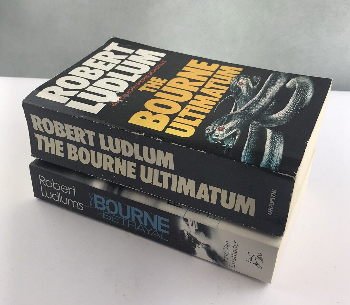 The Bourne Ultimatum + The Bourne Betrayal (Jason Bourne Books 3 & 5, Paperback)