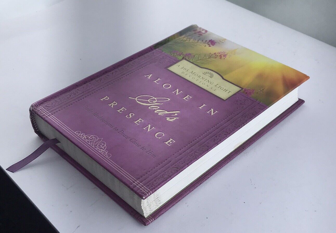 Alone in God's Presence : Daily Meditations for Drawing Close to Him (Hardcover)
