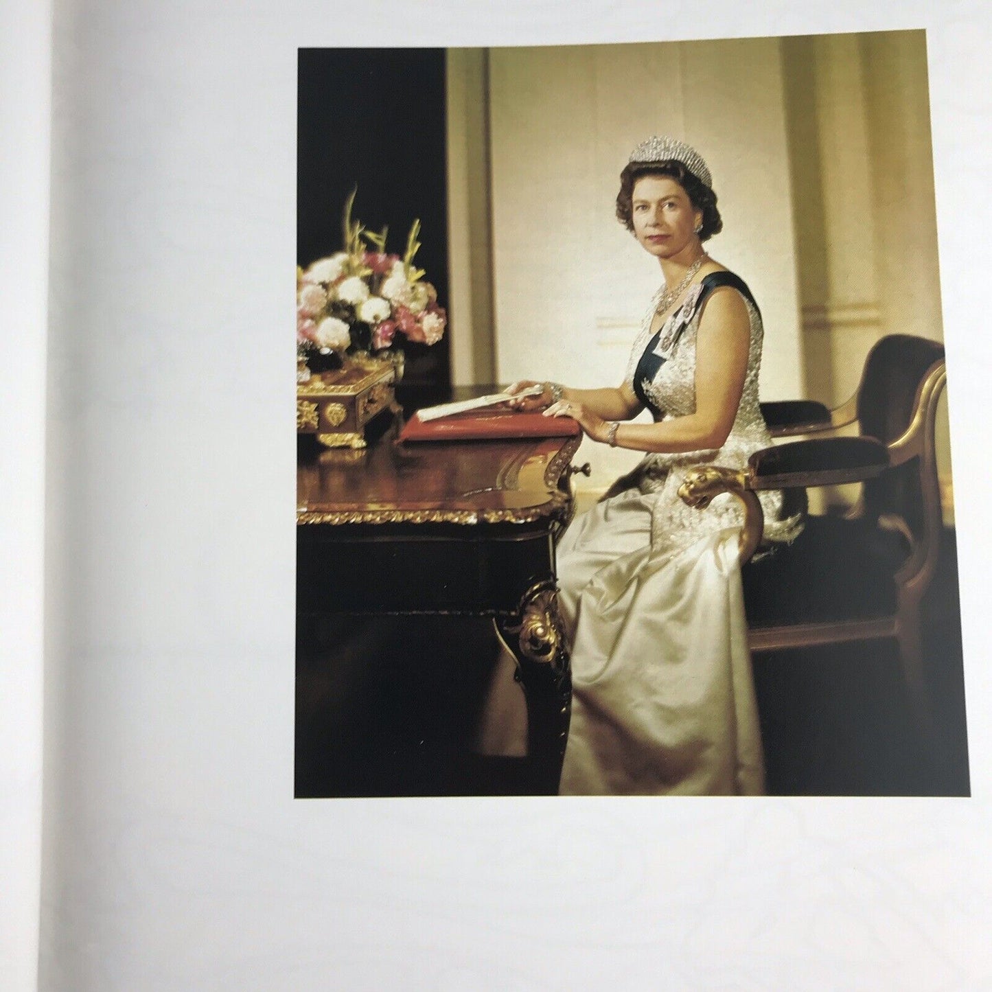 E II R, 25 Years Commemorates The Silver Jubilee Of Queen Elizabeth 1977 RARE HC